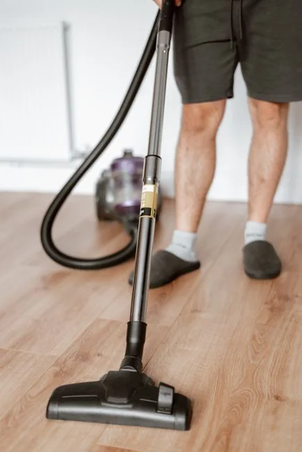 contact-img Detailný záber na rôzne čistiace prostriedky v vedre vonku, zobrazujúci rozličné detergenty a spreje.